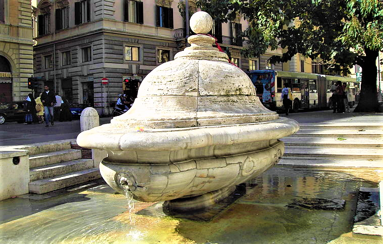 fontana della Terrina, la “zuppiera” di Piazza della Chiesa Nuova