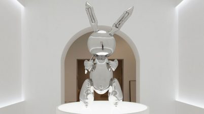 Il "Rabbit" dello statunitense Jeff Koons, riproduzione in acciaio di un coniglio gonfiabile, è stato battuto all'asta da Christie's a New York per 91,1 milioni di dollari.