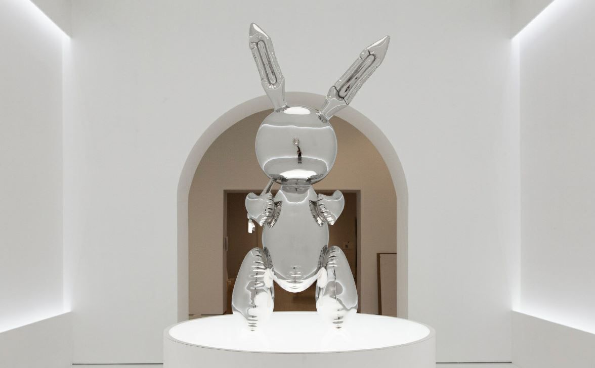 Il "Rabbit" dello statunitense Jeff Koons, riproduzione in acciaio di un coniglio gonfiabile, è stato battuto all'asta da Christie's a New York per 91,1 milioni di dollari.