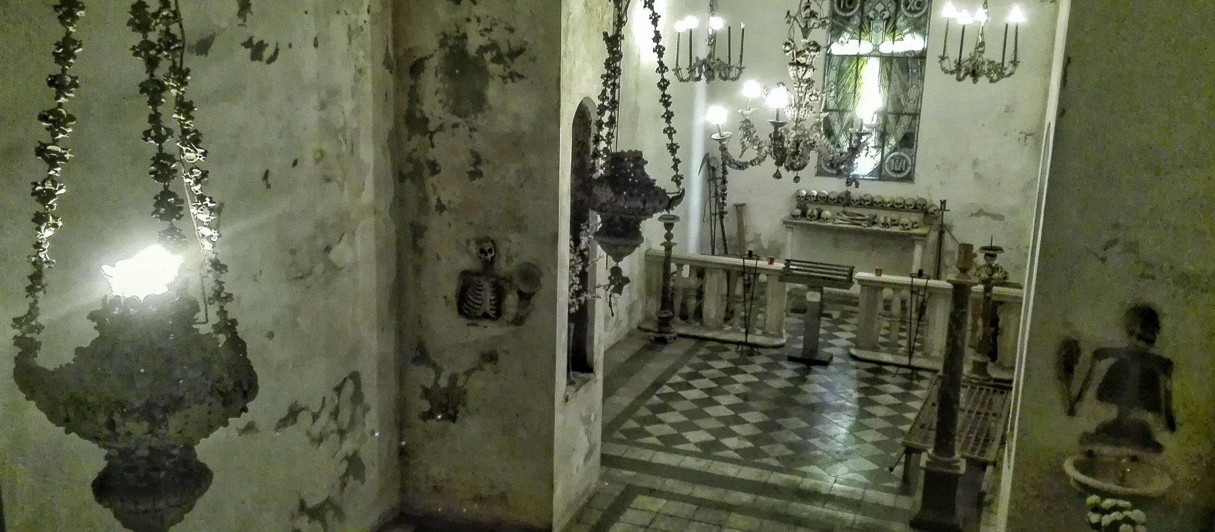 Chiesa della morte, ossario, ossa, lampadari - Foto del Fondo Ambiente Italiano
