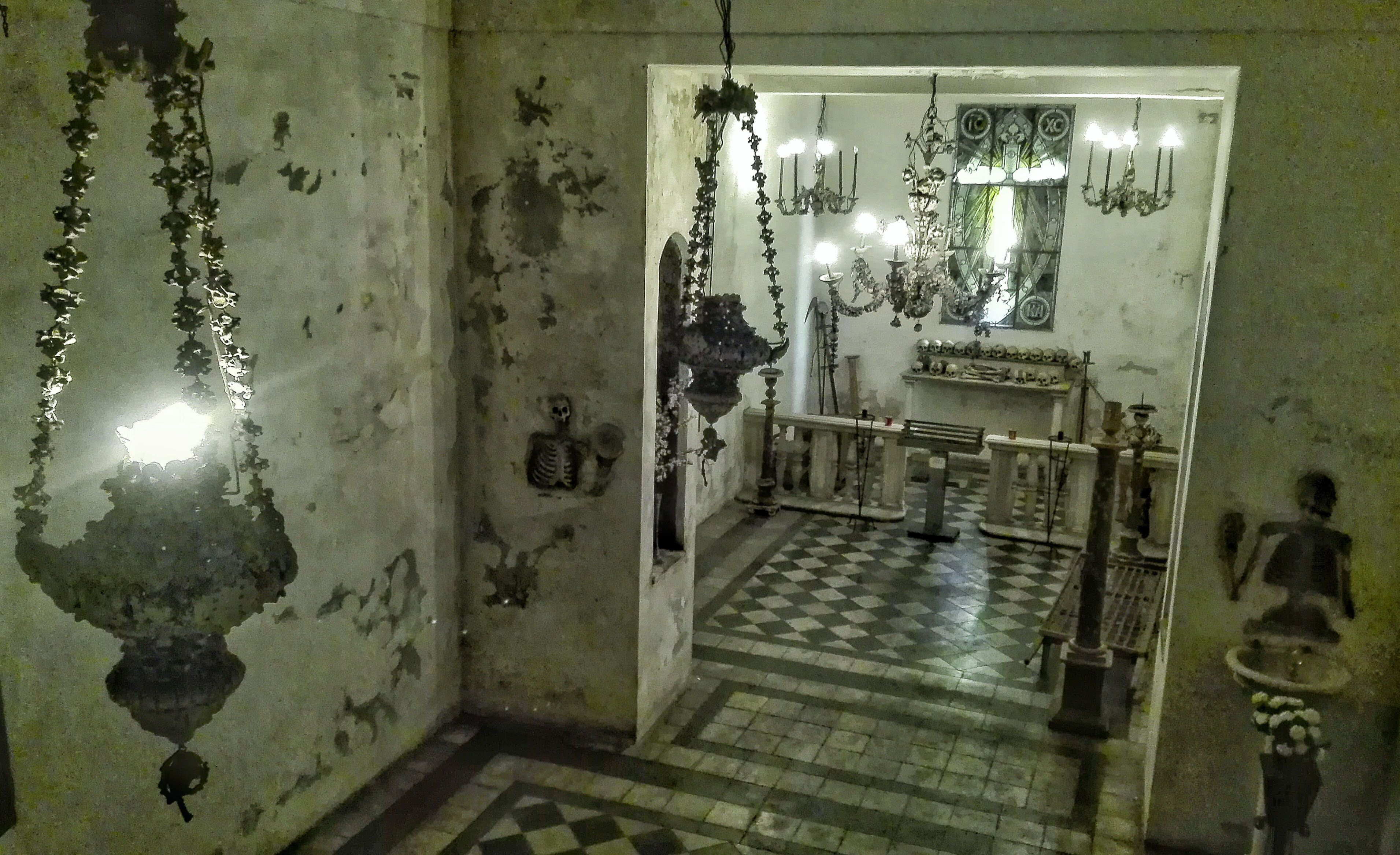 Chiesa della morte, ossario, ossa, lampadari - Foto del Fondo Ambiente Italiano
