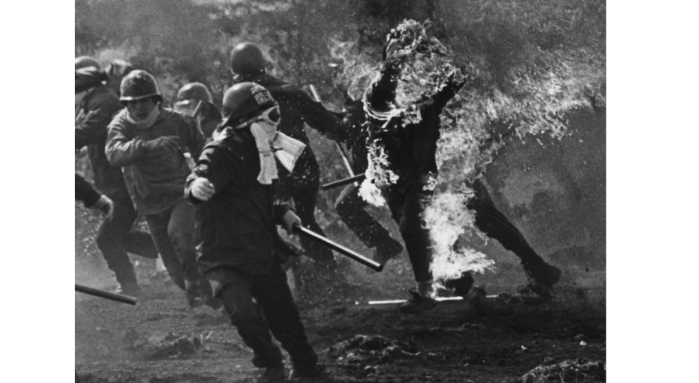 la foto di Sadayuki Mikami e le proteste per l'aeroporto di Tokyo-Narita