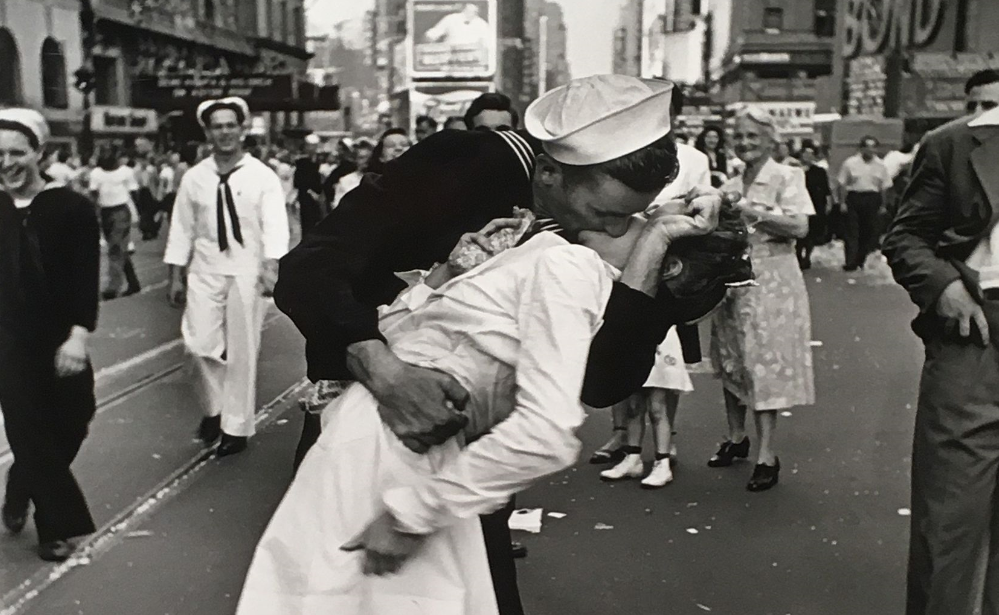 bacio in Times Square di Alfred Eisenstaedt, V-J day in Time Square