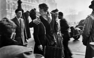 Bacio davanti all'hotel De Ville di Robert Doisneau