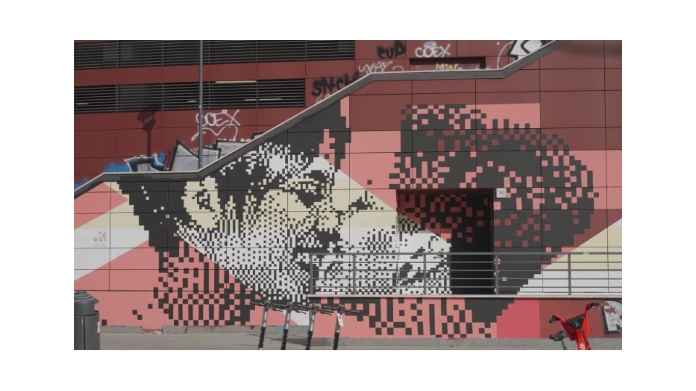 La pixel art di Krayon immortala un bacio tra due donne