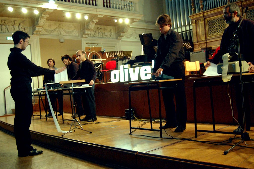 l’ensemble metadiapason nel 2012 in una performance per sole macchine Olivetti