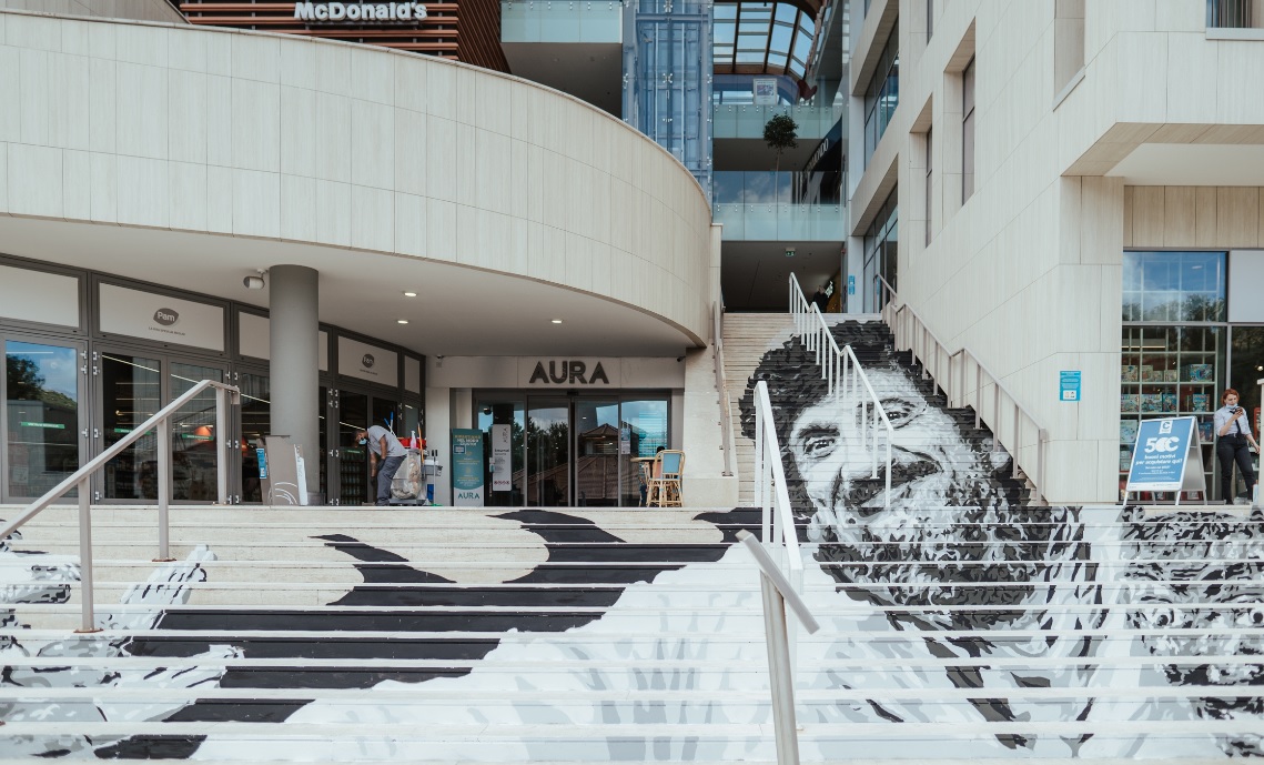 Lo street artist Diavù omaggia il Maestro Gigi Proietti al Centro Commerciale AURA