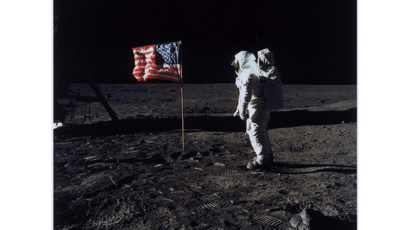 La vera storia dello scatto di Neil Armstrong a Buzz Aldrin