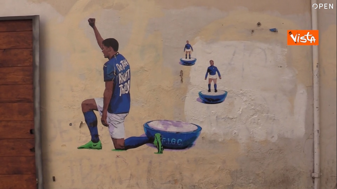 Un azzurro in ginocchio contro il razzismo: il murale di Harry Greb a Roma