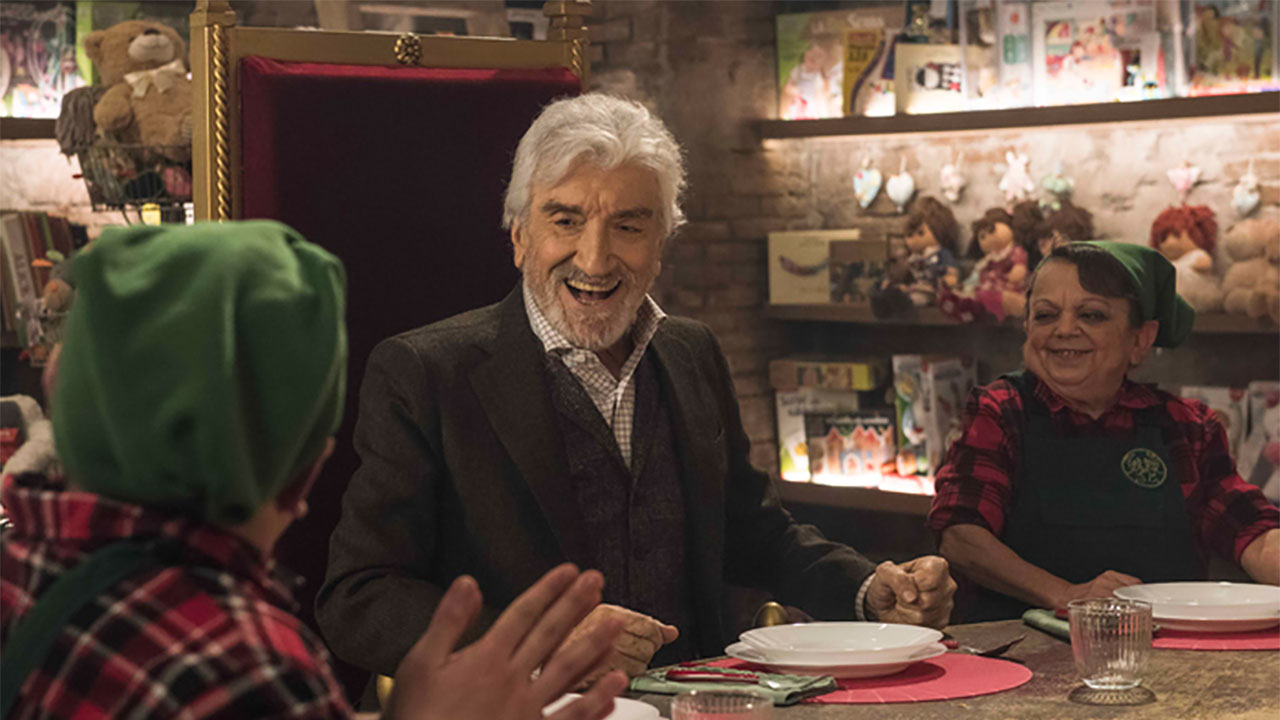 A un anno dalla sua morte, Gigi Proietti torna al cinema con "Io sono Babbo Natale"