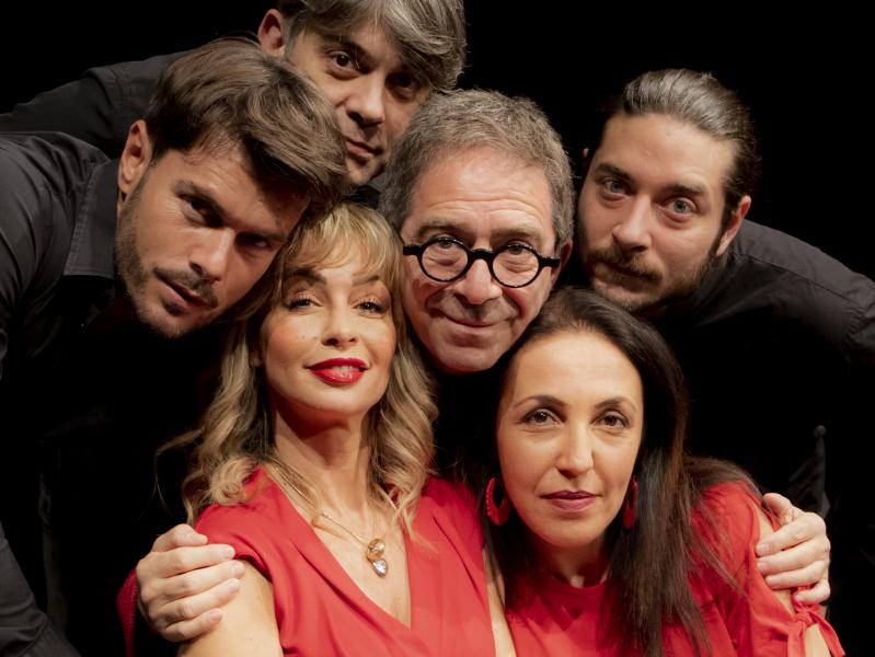 Da martedì 21 dicembre 2021 a giovedì 6 gennaio 2022, con "Abolite gli Armadi, gli Amanti non esistono più!", l'OFF/OFF Theatre ospita il ritorno al teatro di Maurizio Costanzo. Il conduttore e giornalista, dopo dieci anni dalla sua ultima opera, firma la commedia dedicata agli amanti, "come non ce ne sono più". 