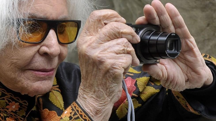 Addio a Chiara Samugheo, sette scatti della fotografa delle dive