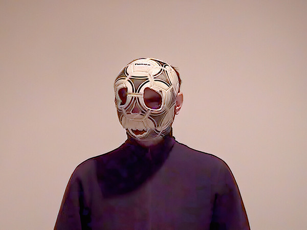 Farces and Tirades, le maschere di Nicolás Guagnini in mostra al Macro di Roma