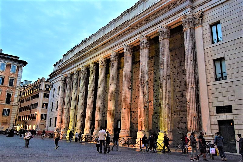 Piazza di Pietra, la “cupa” piazza a due passi dal Pantheon