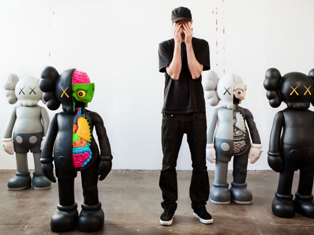 I grandi della street art – Kaws, l’artista che ridisegna le grandi icone pop