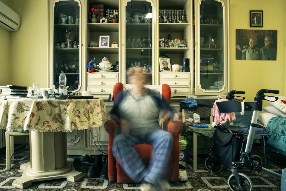 “NonChiamatemiMorbo”: storie di Parkinson nella mostra fotografica parlante con le voci di Lella Costa e Claudio Bisio