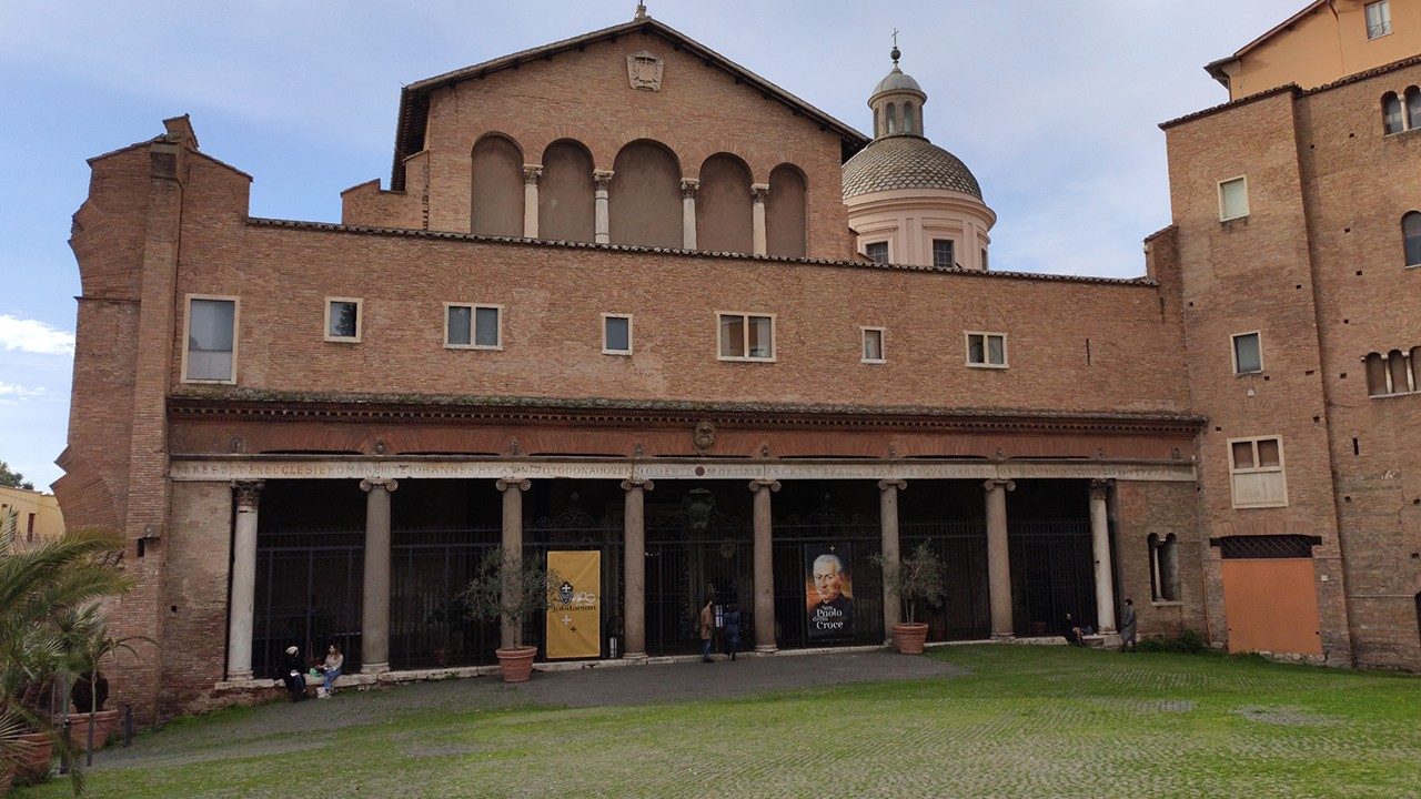 Santi Giovanni e Paolo al Celio, dove furono sepolti i due santi fratelli