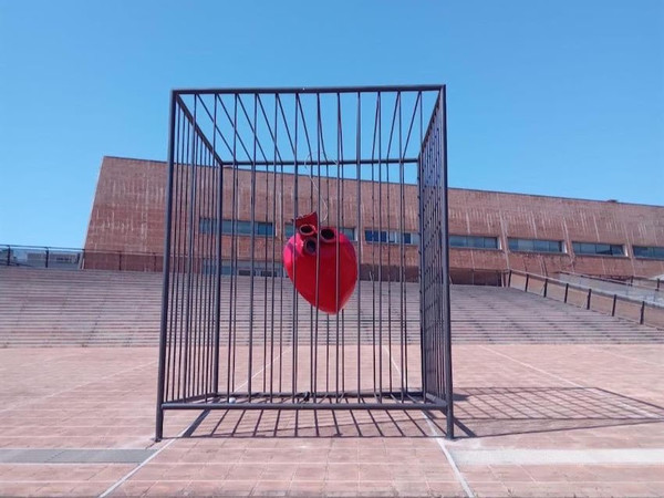 Il cuore ingabbiato di Anna Izzo in mostra a Fiumicino