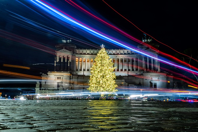 Natale a Roma, accesi l'albero di piazza Venezia e le luminarie di via del Corso