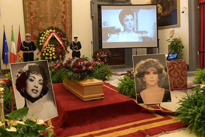 Roma, l'ultimo saluto a Gina Lollobrigida al Campidoglio