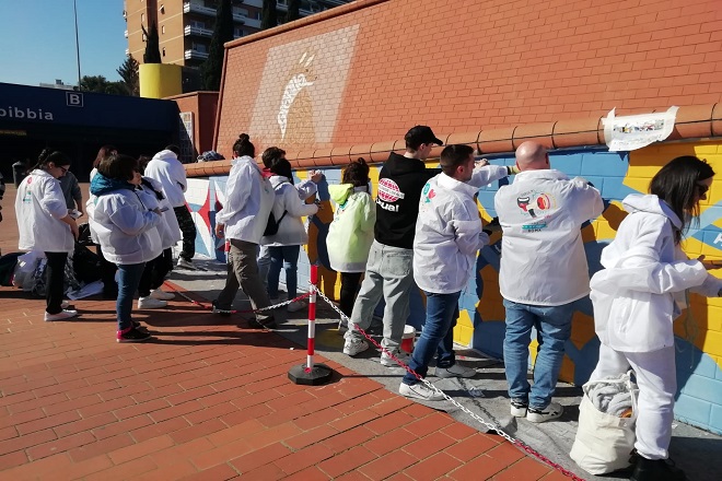 Accendiamo il futuro, un murales mangia-smog all'uscita della metro Rebibbia