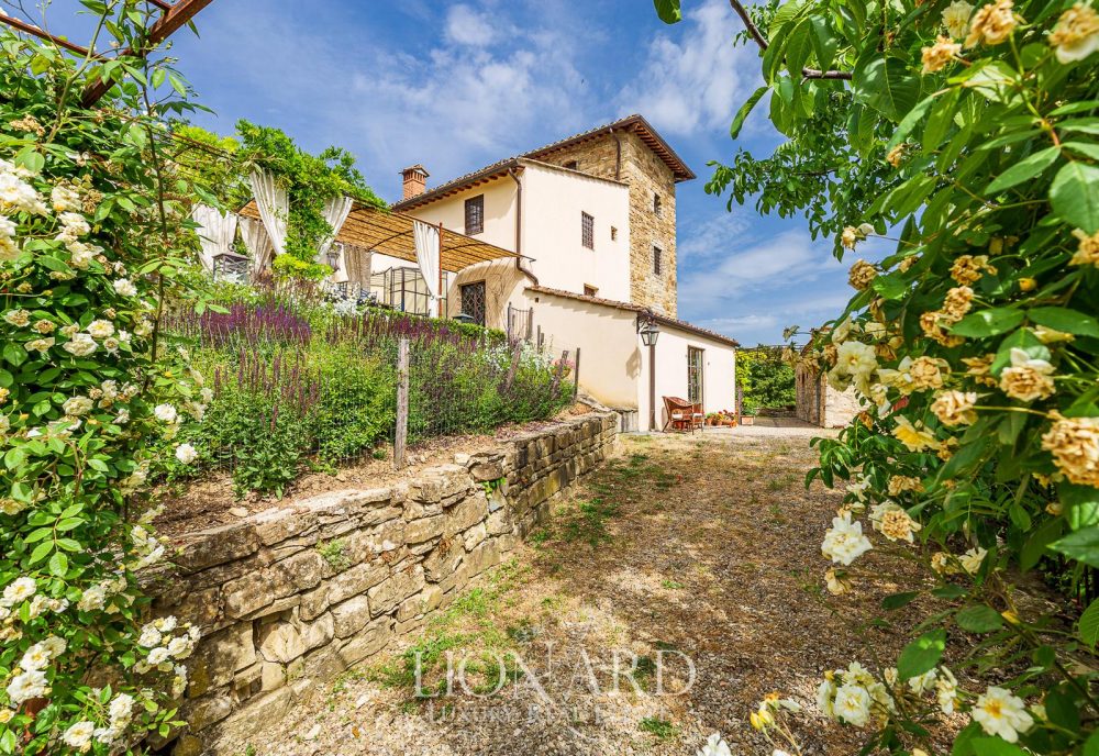 Dante Alighieri, venduta la sua casa colonica vicino Firenze