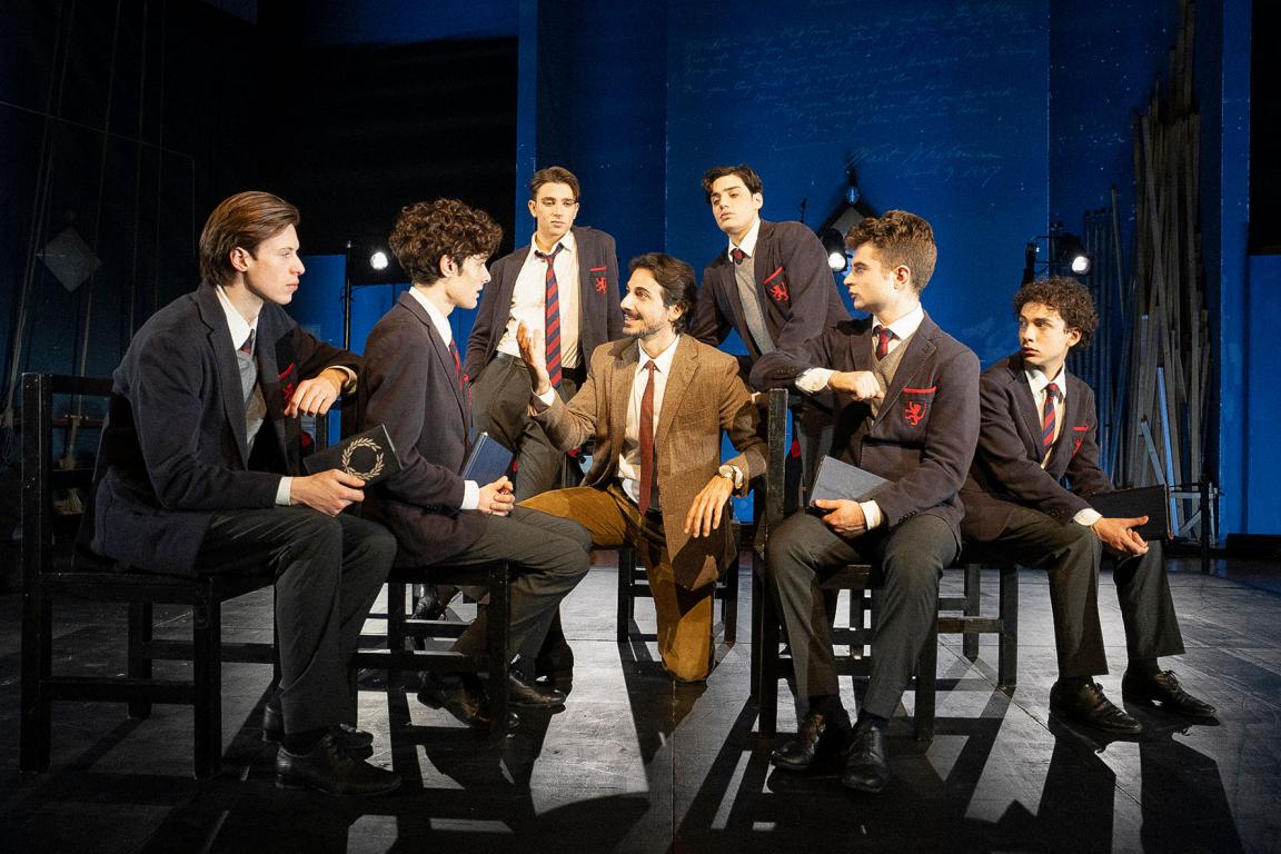L'attimo fuggente, il Professor Keating e i suoi allievi al Teatro Sala Umberto di Roma