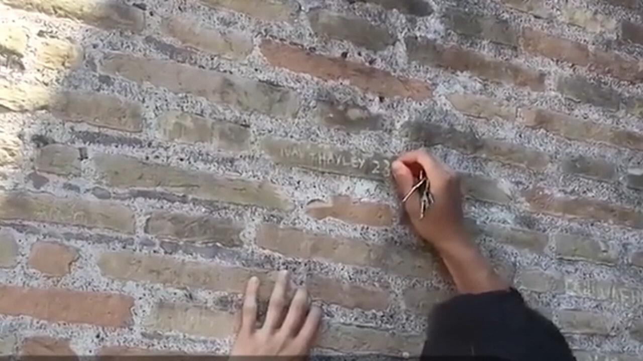 sfregio sul colosseo