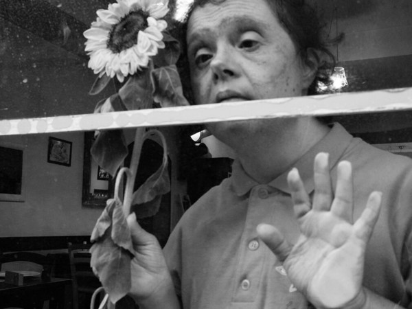 Here comes the sun, una mostra per i protagonisti della Locanda dei Girasoli con gli scatti di Stefania Carraturo