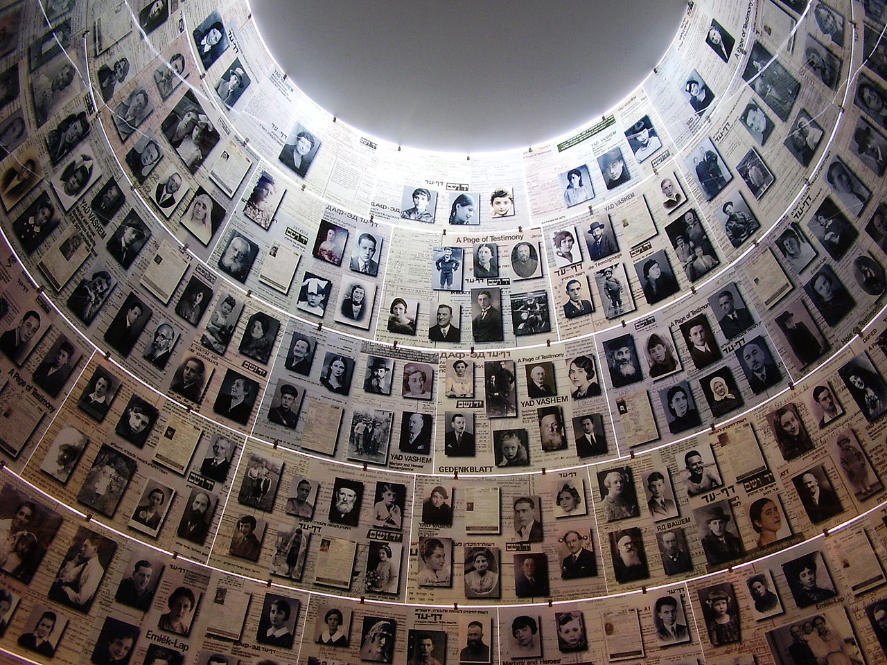 La "La Sala dei Nomi" dello Yad Vashem a Gerusalemme con foto e nomi di vittime ebraiche dell'Olocausto