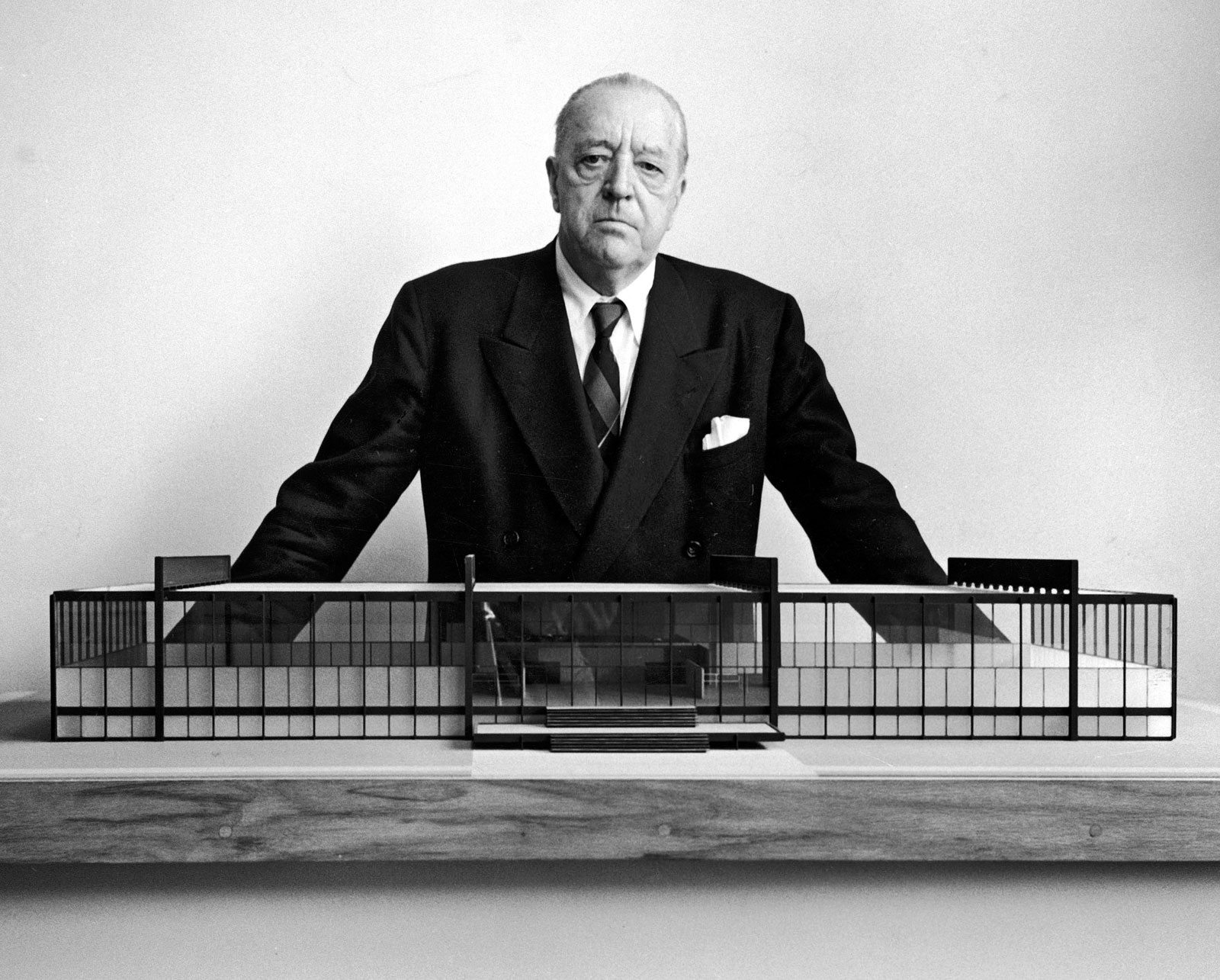 I grandi architetti del XX secolo: Ludwig Mies van der Rohe, il maestro del Minimalismo @Uozzart