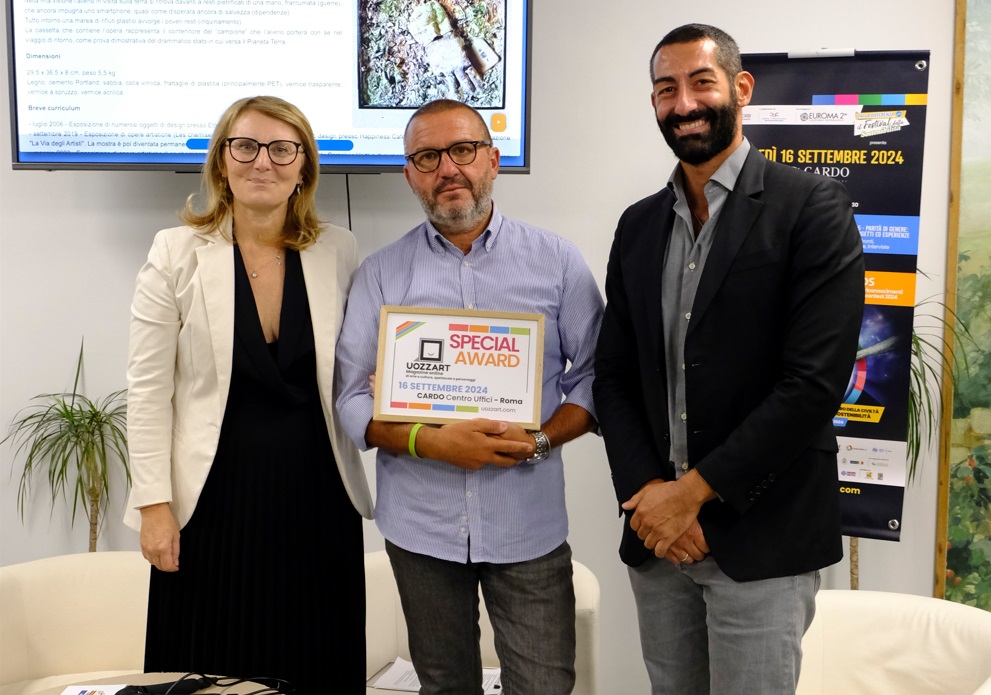 Il direttore Salvo Cagnazzo ha consegnato lo Special Award Uozzart 2024 all’artista Stefano Spolverini per la sua opera "Antropoplastocene”