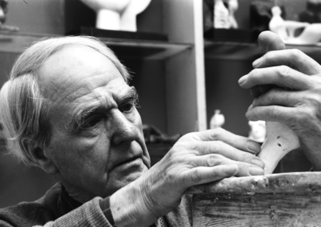 I grandi scultori del Novecento: Henry Moore, il maestro della scultura monumentale
