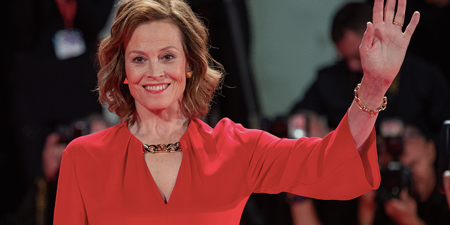 Sigourney Weaver, la regina della fantascienza compie 75 anni: i suoi esordi e i suoi 5 film principali