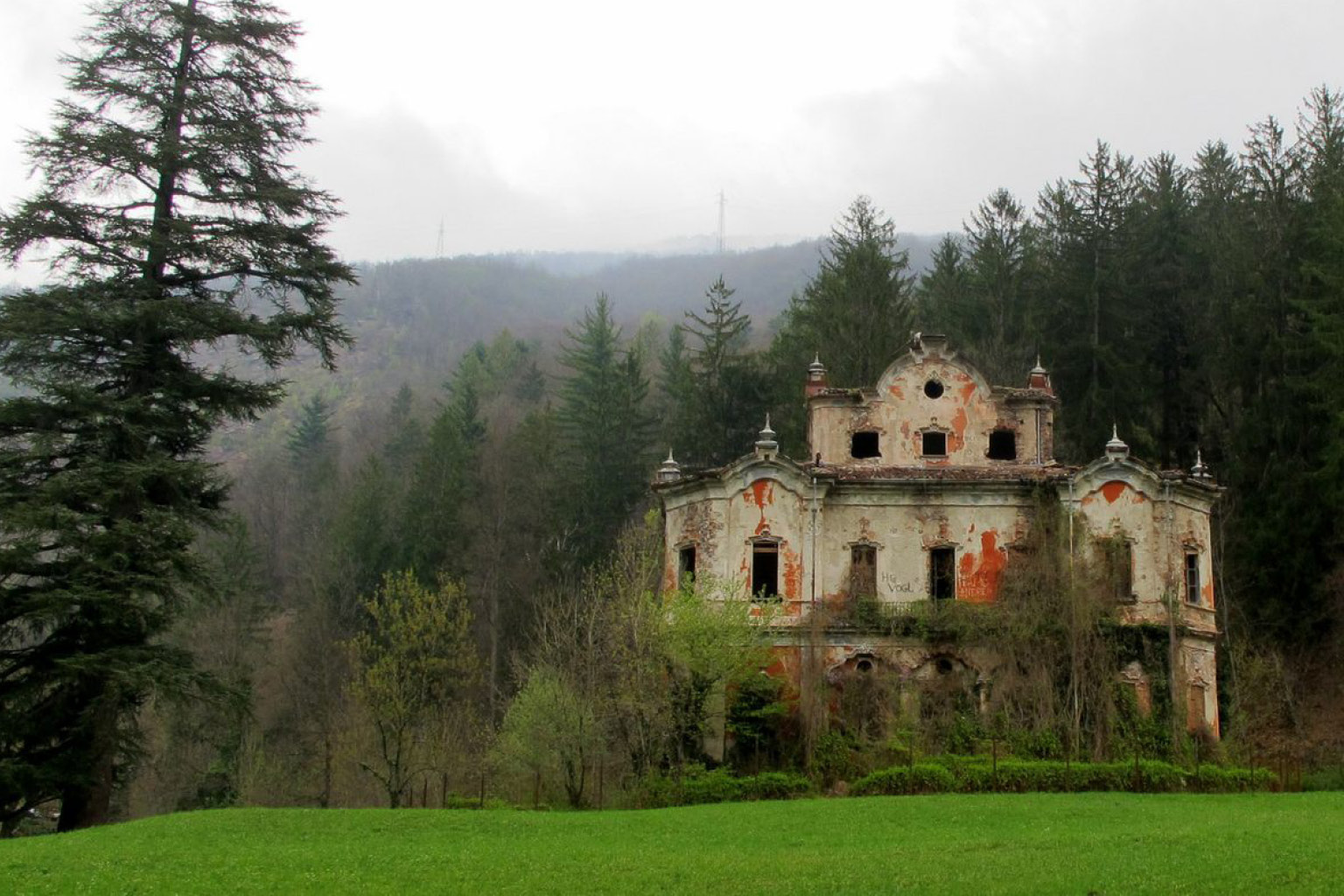 Da Villa de Vecchi all'Isola dei Morti: i 5 luoghi più inquietanti d’Italia, tra leggende e misteri