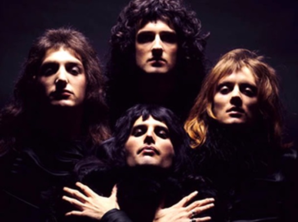Copertine mitiche: Queen - A Night at the Opera, l'eccentricità visiva al servizio del suono