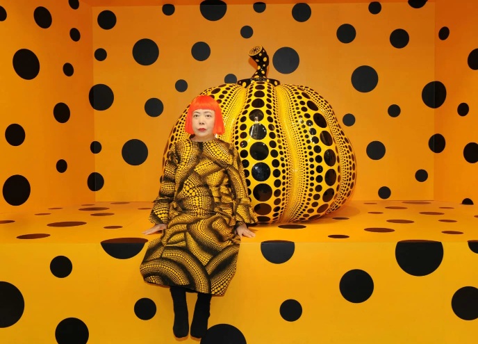 Yayoi Kusama in 5 minuti: l’artista della ripetizione e dell’illusione