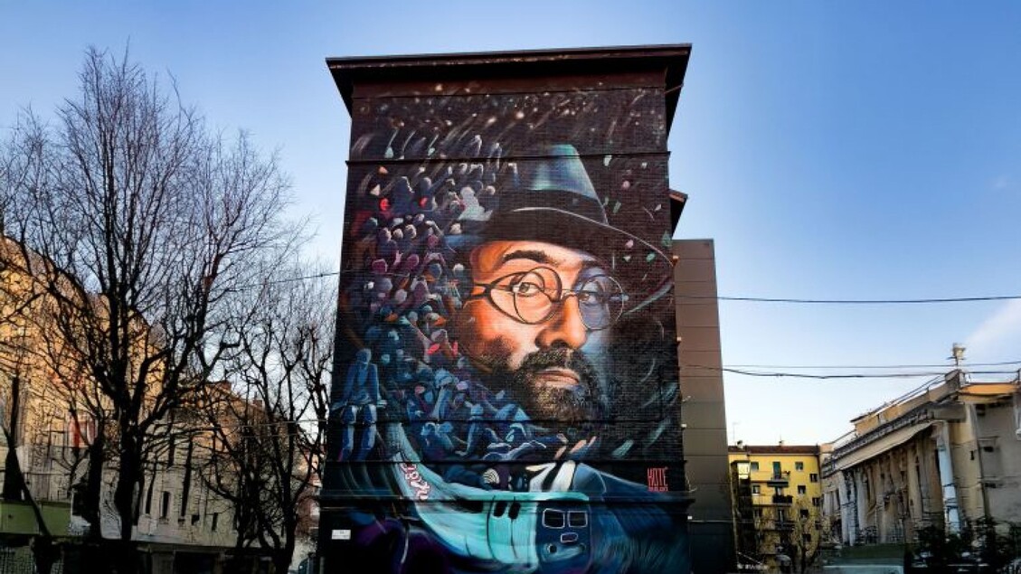 Bologna celebra Lucio Dalla con un murale e una mostra immersiva