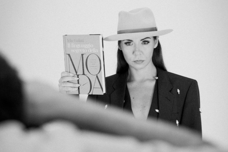Il debutto letterario di Ida Galati: quando la moda diventa parola