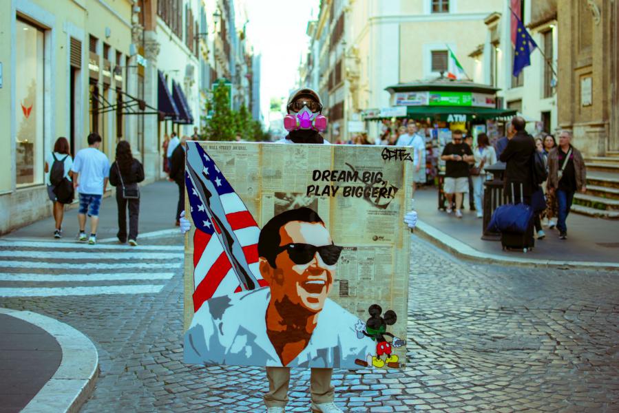 Edward Spitz conquista Roma: la carta resiste alla memoria digitale