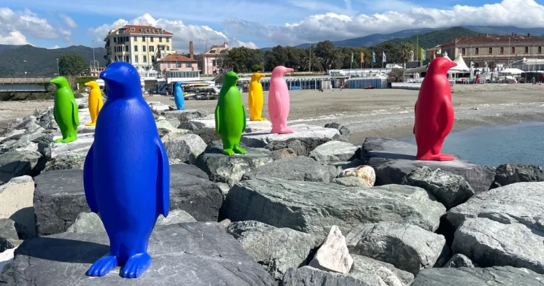 Cosa è la Cracking art: quando la plastica si trasforma in un’arte che parla di natura