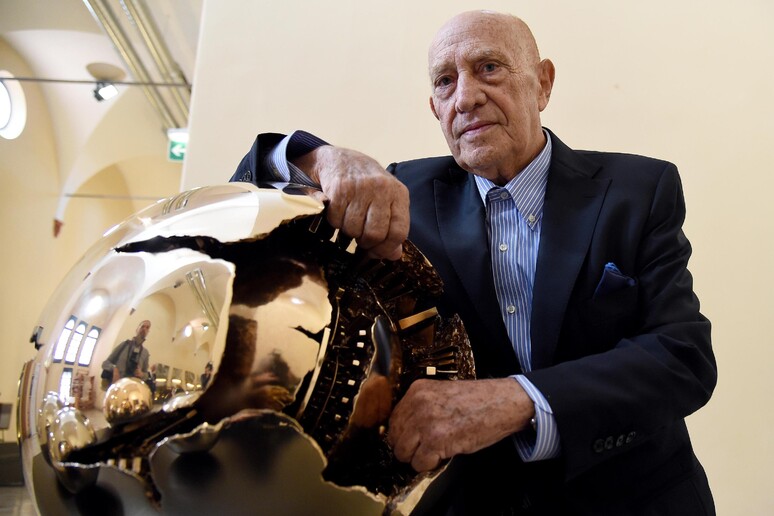 Addio ad Arnaldo Pomodoro, l’artista che ha scolpito il tempo: le sue opere più belle
