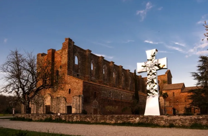Luce Divina: l'arte di Helidon Xhixha illumina l'Abbazia di San Galgano