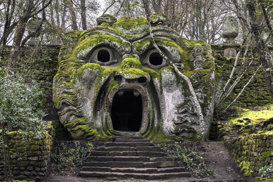 Bomarzo, un luogo fuori dal tempo nel cuore del Lazio ha anticipato i mostri, i sogni e le distorsioni del Novecento. Perfetto per una gita d’autore