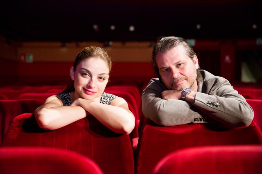 Rolando Ravello “rovescia” la realtà con Rovesciato al Teatro Vittoria di Roma