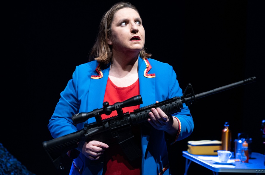 Vacanze di guerra: al Teatro India il teatro diventa campo di battaglia