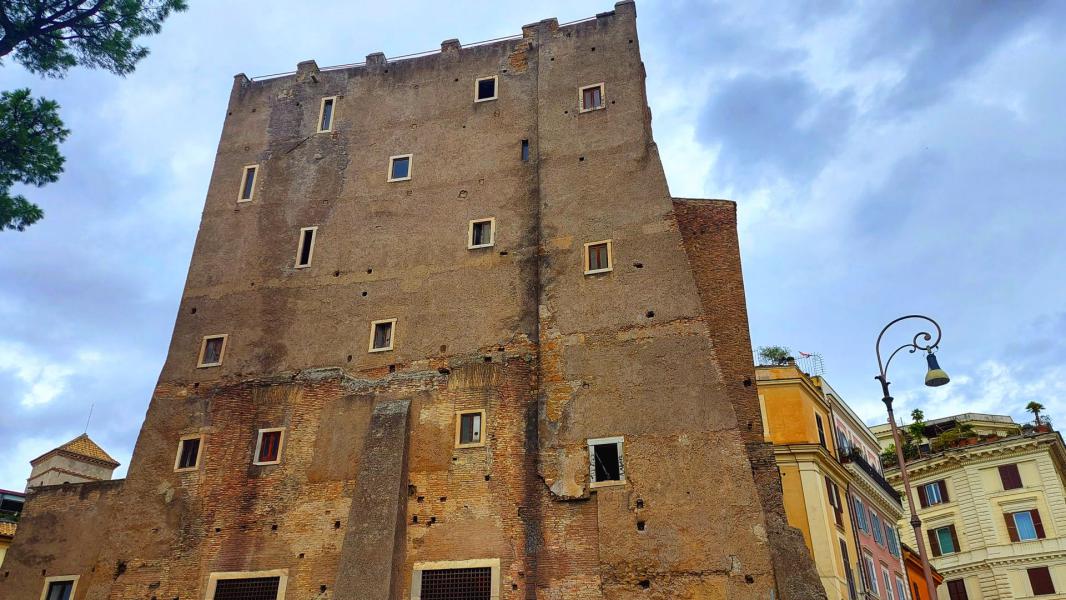 Torre dei Conti, la “gemella minore” del Colosseo che sfida i secoli