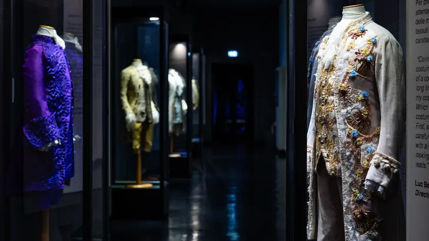 Il Settecento a Cinecittà: in mostra i costumi che raccontano Casanova, Dracula e “Mercoledì 2”