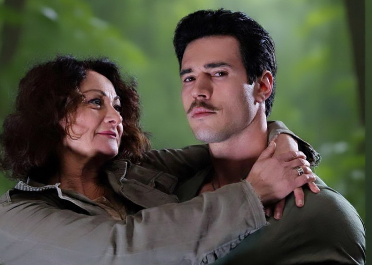 “I Prescelti” al Teatro Golden di Roma: la commedia fantascientifica di Danilo De Santis