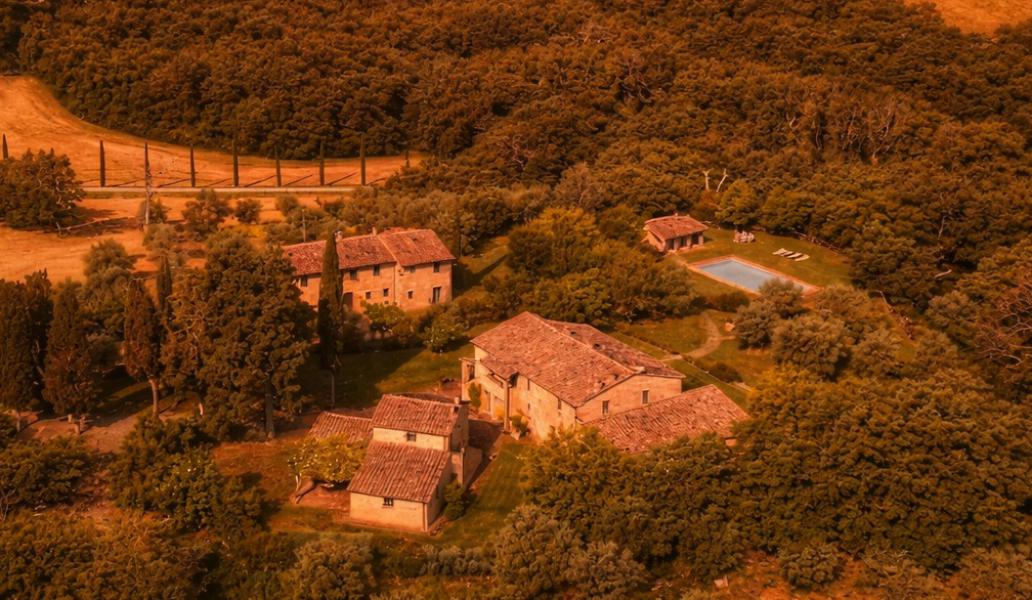 Monica Bellucci e Tim Burton vendono la villa in Toscana: dove si trova e com’è la tenuta di lusso nel Senese